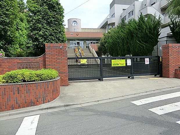 小学校 640m 大谷場小学校(校内には「大谷場桜」と呼ばれる長い間児童を見守ってきた桜の大樹など、多種類の花々が咲き誇っています。子どもたちは自然に囲まれた環境でのびのびと6年間を過ごしま…