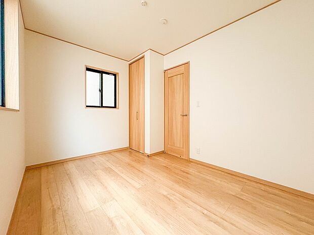 【5.4帖洋室】窓の多い居室は採光が確保されています。