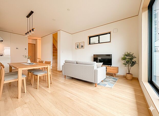 1号棟【LDK13.2帖】爽やかな日差しが差し込む明るいリビングです。