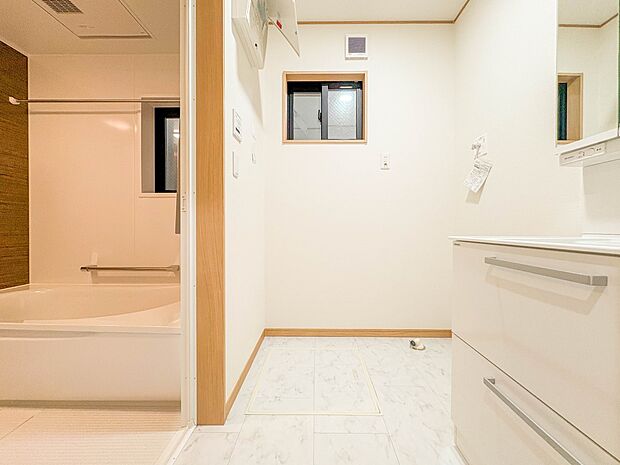 【脱衣所】洗面所は小さなプライベートスペース。歯磨き、洗顔と毎日施す個人空間。