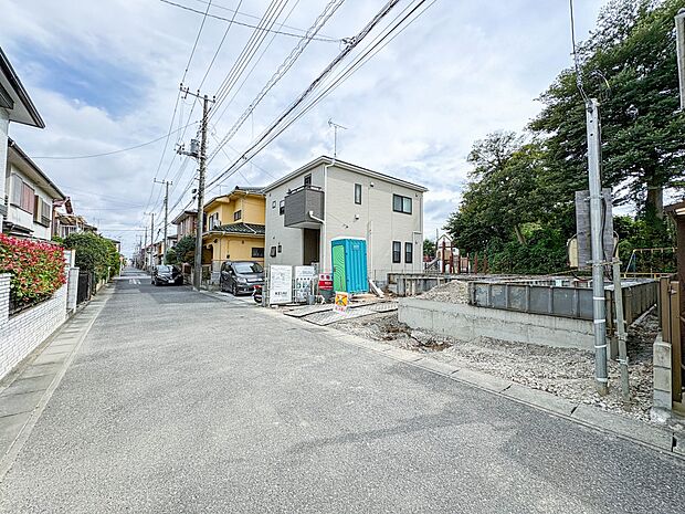【前面道路】陽当りや通風性など各所に施された工夫で住みやすさを実現。部屋の大きさや周辺環境・街並など、資料には掲載していない情報が現地にはたくさんございます。是非ご確認下さい。