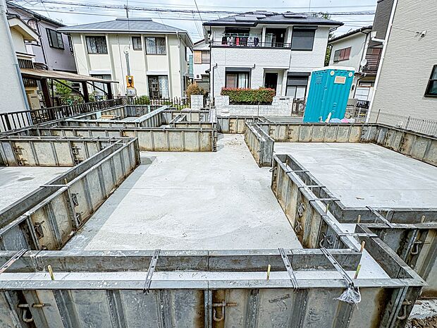 【外観】堂々たる趣ながら、主張し過ぎずどこか余裕を感じさせるシャープなフォルムで佇む邸宅は、晴天の空と照らし合わせる事で、本来あるべき完成形の姿を見せてくれます。