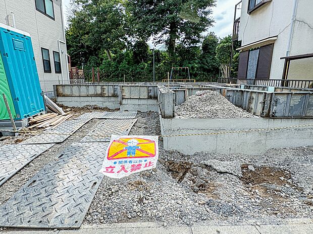 【駐車場】カースペース2台可／駐輪スペース。広々カースペースです。自転車、バイクなども置き場に困りません。