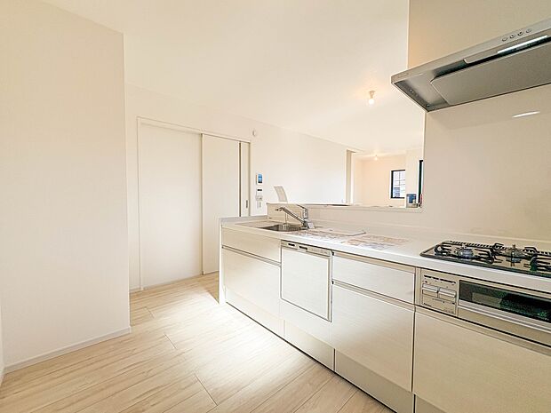 3号棟【キッチン】ナチュラルな自然光の中での調理。会話が弾む対面型キッチン。お洒落な食器類を余裕で収納できるスペース。動きやすい女性目線のキッチン動線。これからはお料理をつくる時間が劇的に変…