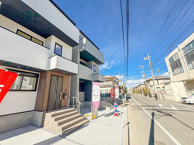 3号棟【前面道路7.5?】家の前をまっすぐの通りが走っている。クルマは少なく、人々は毎朝、ウォーキング、ジョギング、犬の散歩など、フリーな朝時間を過ごしている。