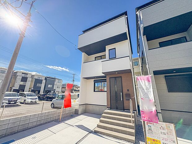 3号棟【外観】家族の温かさと陽光の暖かさ、楽しい毎日と明るい未来を予感させる「空間が織り成すひとつ先の住み心地」を演出します。