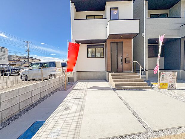 3号棟【駐車場】毎日の生活にマイカーが必須という方は、購入を検討する際、駐車場があることは大事な条件です。毎日の通勤や家族の送迎、買い物やお出かけなどクルマのある暮らしを満喫したい方は要チェ…