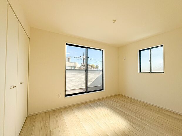 3号棟【洋室6.5帖】柔らかな陽光とフローリングの色味が調和した快適な空間。