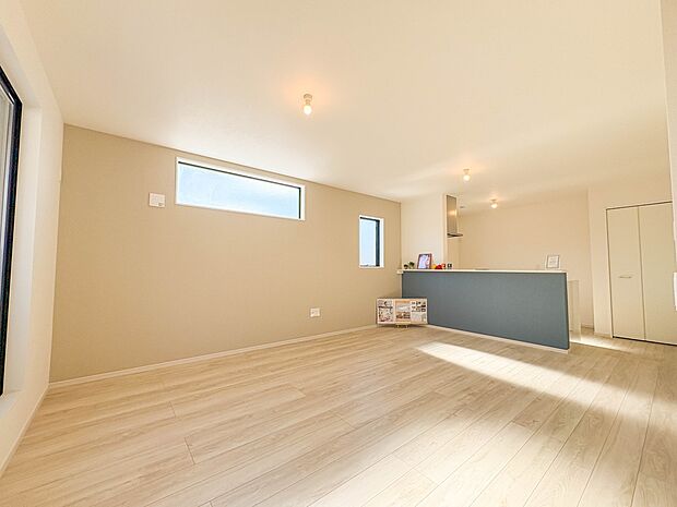 3号棟【LDK17.3帖】シンプルなデザインの家は風情がある。住む人のこだわりを感じる。外観も内装もいたってシンプル。居心地がよく、家事や趣味、子育てなどにも集中できる。家も人間も熟成するほ…