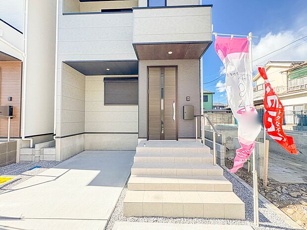 2号棟【玄関】家の顔となる玄関は、高いデザイン性が求められます。高級感と断熱性、防犯性に優れた玄関ドアを標準装備。ピッキング対策のセキュリティサムターン等、防犯に考慮しました。