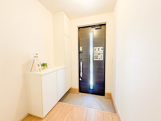 2号棟【玄関】玄関はおうちの顔と言われます。玄関アプローチは、外観デザインの印象を左右します。ご家族の個性を出しながら、素敵な玄関でお客様をお迎えしてください。