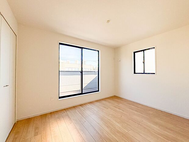 2号棟【寝室6.5帖】シンプルな内装はおしゃれのポイントです。シンプルは華美より飽きがこないからです。色や模様でおしゃれ感をだす。それがシンプルイズビューティーです。