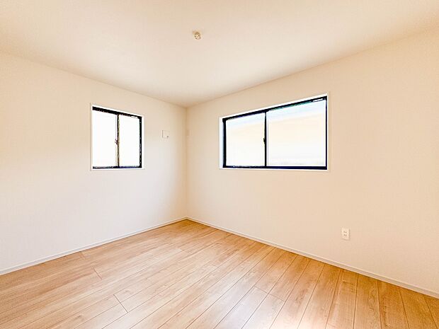 2号棟【洋室6帖】自然光の明るい空間でお子様と遊べます。