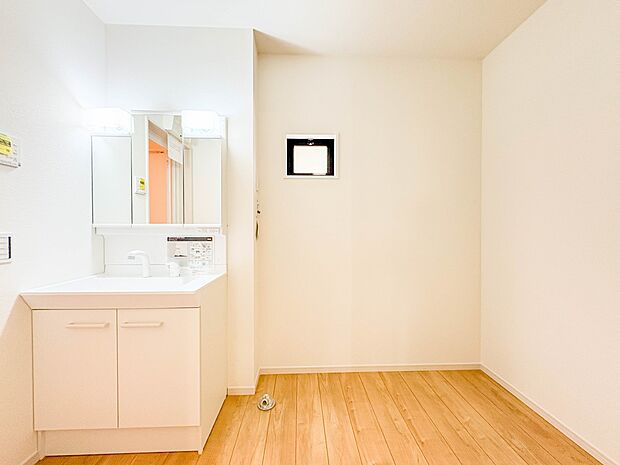 2号棟【洗面台】 十分な大きさの洗面台は、身だしなみチェックや歯磨きなど、朝の慌ただしい時間でもホテルライクなスペースで余裕とゆとりを感じて頂けます。