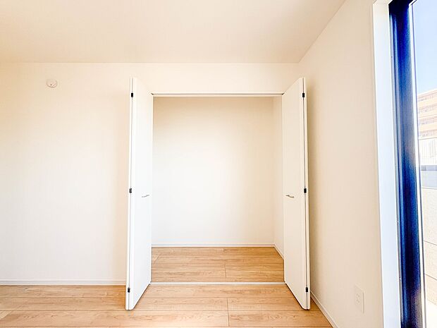 2号棟【収納】限られたスペースを有効に活用できる壁面クローゼット。