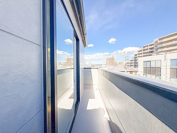 2号棟【バルコニー】  バルコニーから差し込む陽光・通風は、住環境・快適性と共に有り続ける貴重な「財産」です。