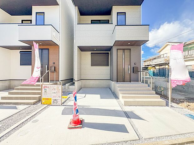 2号棟【駐車場】毎日の生活にマイカーが必須という方は、購入を検討する際、駐車場があることは大事な条件です。毎日の通勤や家族の送迎、買い物やお出かけなどクルマのある暮らしを満喫したい方は要チェ…