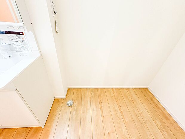 2号棟【ランドリースペース】毎日使う洗濯機。しっかりと奥行きのある置き場が確保されています。