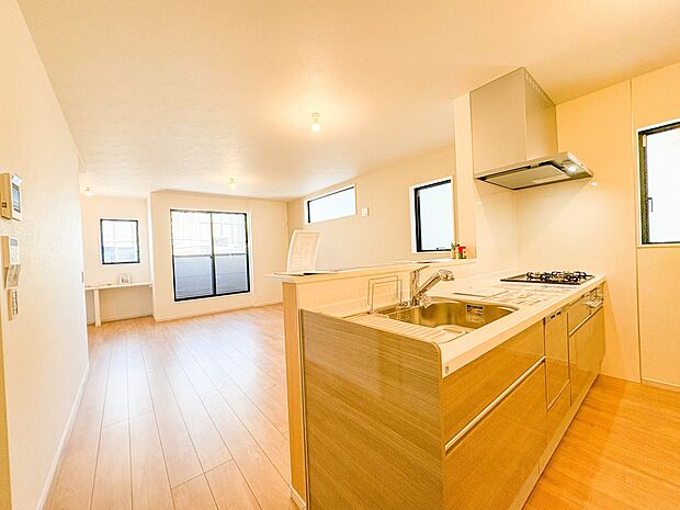 2号棟【LDK17.4帖】忙しい朝でも家族揃って食事をしたいゆとりあるダイニングスペース。