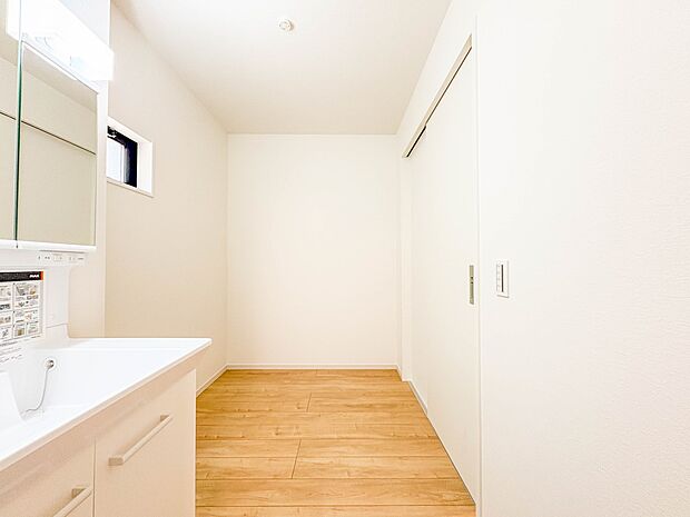 2号棟【脱衣所】洗面所は小さなプライベートスペース。歯磨き、洗顔と毎日施す個人空間。