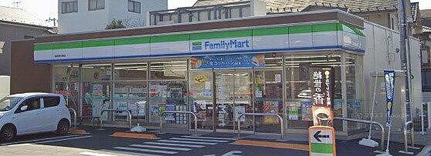 コンビニ 270m ファミリーマート浦和南本宿店(ファミリーマートの強さは、少量のお惣菜を売るファミデリカとドラッグストアと組んだコラボ。サラダを中心にしたヘルシー食材が充実のコンビニです。…
