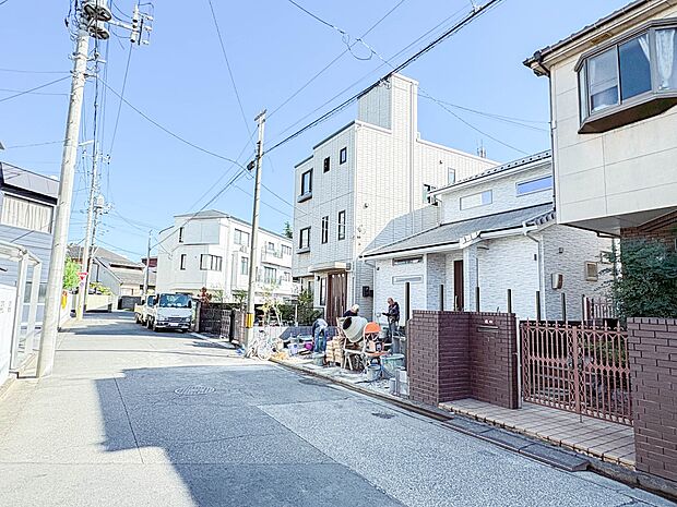 【前面道路】  静かな通りに面した本物件は、落ち着いて暮らすことができます。  閑静な住宅街で比較的車の通りも少ないのでお子様も安心です。