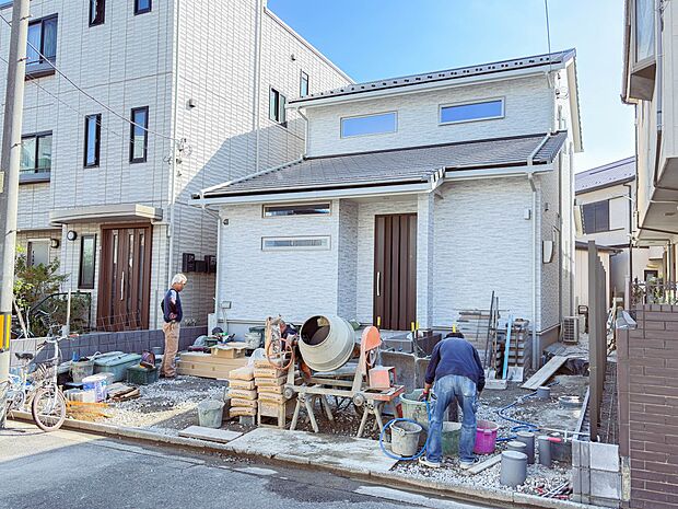 【外観】こちらの物件に少しでもご興味がありましたら、お気軽にお電話下さい。ネット上で「見えない物」「わからない事」でも、実際にご見学いただくことで、手に取るようにおわかりいただけるはずです。…