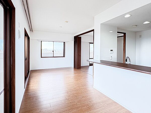 【ダイニング】室内には豊かな陽光が注ぎ込み、爽やかな住空間を演出。