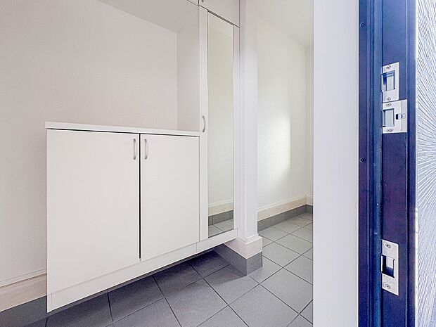 玄関はおうちの顔と言われます。玄関アプローチは、外観デザインの印象を左右します。ご家族の個性を出しながら、素敵な玄関でお客様をお迎えしてください。