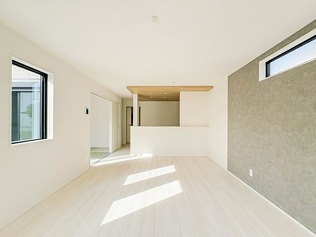 【リビング】 整然とした空間演出、快適な理想の暮らしの実現は家のみの拘りではなく、そこで暮らす方々にとって素敵な環境であることも挙げられると思います。四季折々の変化が奏でる鼓動を楽しんで下…