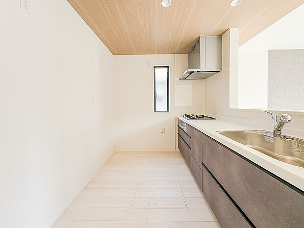 【キッチン】ナチュラルな自然光の中での調理。お洒落な食器類を余裕で収納できるスペース。動きやすい女性目線のキッチン動線。これからはお料理をつくる時間が劇的に変わります。