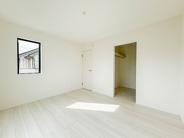 通風・採光に優れ、心地よい光と風が溢れています。 贅沢で豊かな居住性と、プライドを満たすクオリティが見事に調和した住空間。新築ならではの快適なひとときをご体感頂ける筈です。