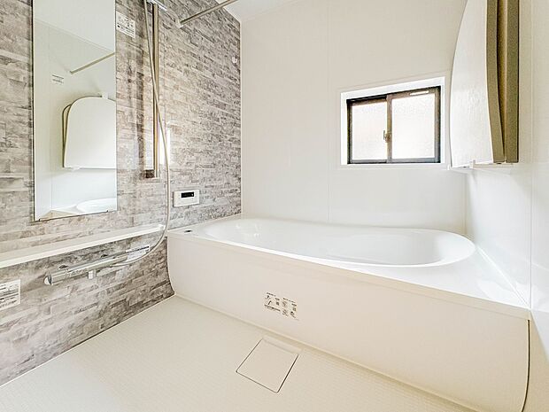 【浴室】 きっとあなたのバスタイムも単なる習慣から特別な時間に変わるはず。一日の汚れとともに疲れを洗い流し、眠りに就く前の大事なリラックスタイムを演出