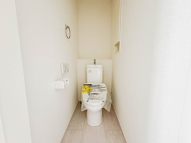 【Toilet】トイレ・ウォシュレット付。快適で衛生的な洗浄機能付温水シャワートイレです。