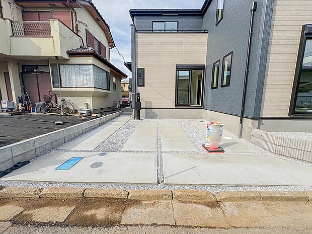 【駐車場】カースペース2台可／駐輪スペース。広々カースペースです。自転車、バイクなども置き場に困りません。