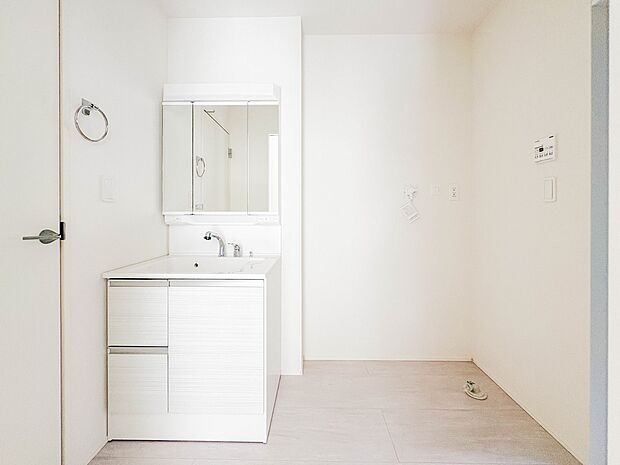 【脱衣所】脱衣所、洗面所は小さなプライベートスペース。歯磨き、洗顔と毎日施す個人空間。