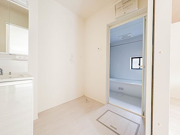 ランドリースペースは広さもたっぷり。タオルなどをしまえるスペースもあります。