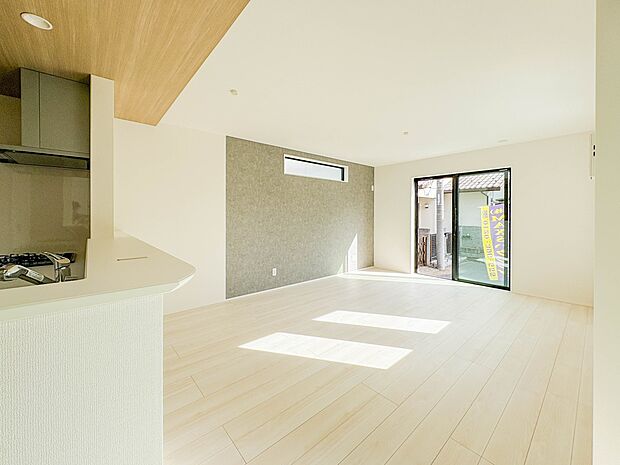 【ダイニングキッチン】ナチュラルな自然光の中での調理。お洒落な食器類を余裕で収納できるスペース。動きやすい女性目線のキッチン動線。これからはお料理をつくる時間が劇的に変わります。