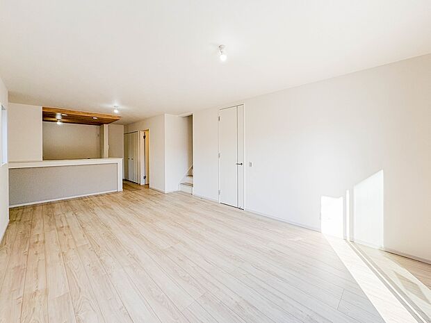 【リビング】光が溢れ、風も溢れ、居心地のよい住空間、自然体で過ごせる住空間にリビングを。それは住むというシンプルなカタチをどこまでも追求してきた結果です。新築の厳かな居住性を身体全体で感じて…