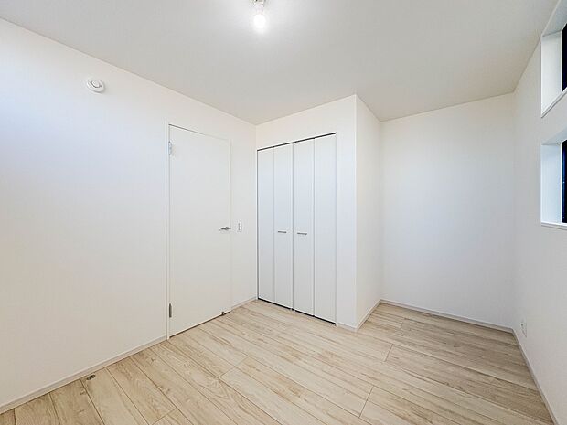 【洋室】お子様のお部屋にぴったりなクロークを備えたフローリング仕様の洋室です。