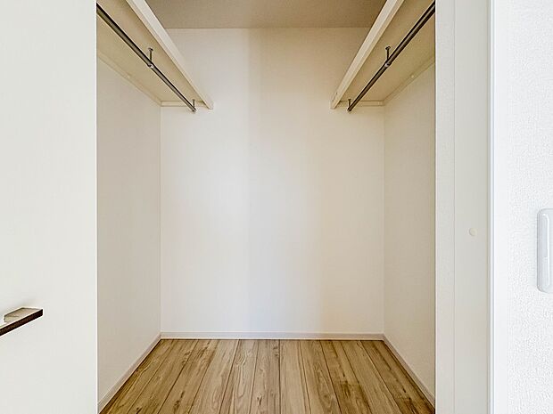 【ウォークインクローゼット】  たくさんの洋服をかけてもシワになりにくいウォークインクローゼット。洋服以外にも、普段使わない家電やスーツケース、ストック品など何でも片付く嬉しい空間です。
