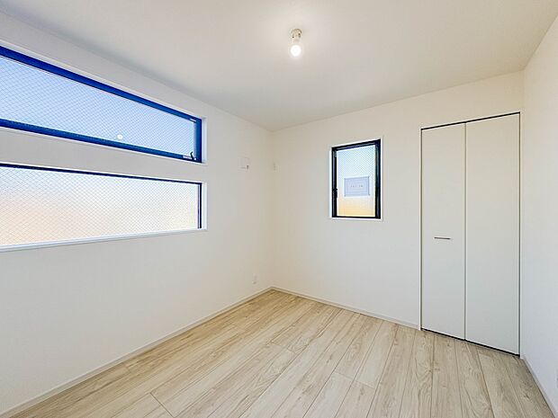 各所に配置された収納スペースは、洋服や小物はもちろんのこと、掃除機や日用予備品・お子様のおもちゃなど様々な物を収納して頂ける便利なスペースです。