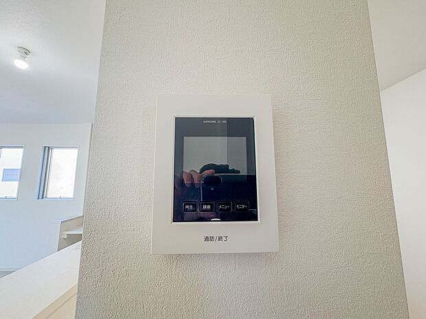 【TVモニター付インターホン】来訪者の様子を室内TVモニターでチェック。対応したくないセールスを断りやすく、子どもに留守番をさせるときも安心。不在時の来訪者を録画でき、犯罪抑止効果も期待でき…