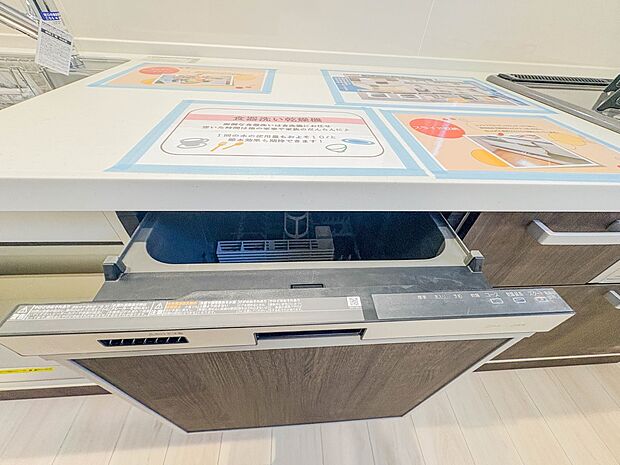 【ビルトイン食器洗浄機】食器洗いの時間を浮かせて、他のことにあてられます。