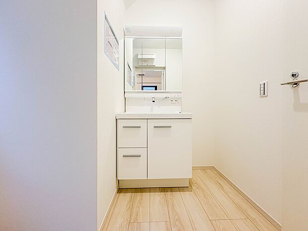 脱衣所、洗面所は小さなプライベートスペース。歯磨き、洗顔と毎日施す個人空間。換気も設置して、熱気などを開放して、爽やかなスペース。