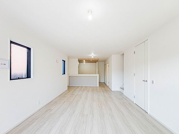 【ダイニングキッチン】木の温もりがやさしいフローリング仕様。明るく広々としたダイニングはとても快適な空間です。