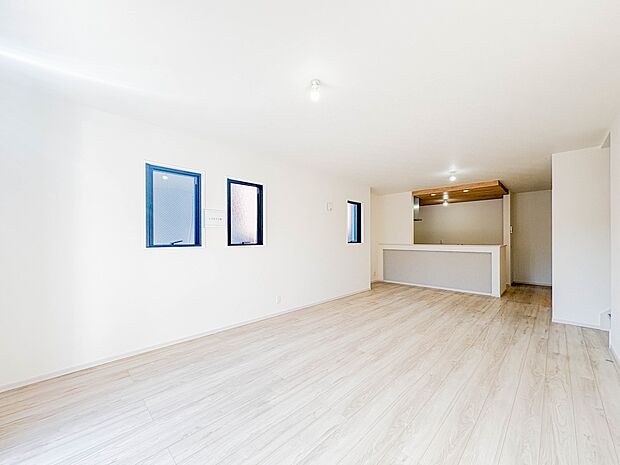 【ダイニング】忙しい朝でも家族揃って食事をしたいゆとりあるダイニングスペース。