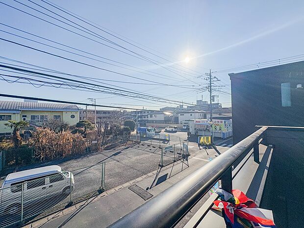 【眺望】朝の澄んだ空気や、夕方に吹く清々しい風を五感で感じられるバルコニー。