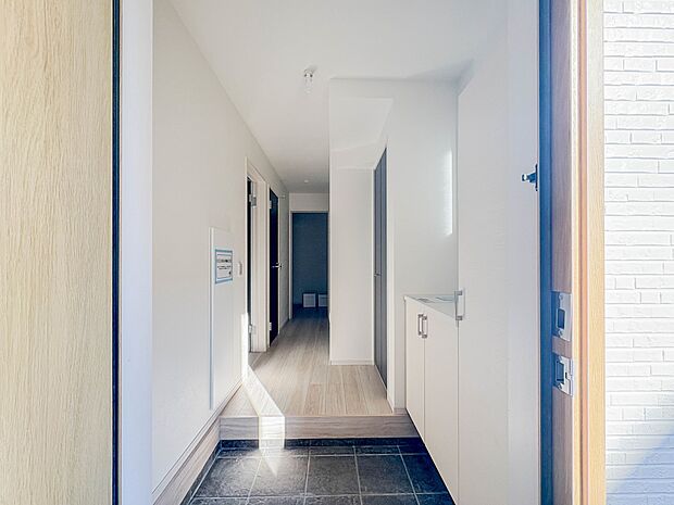 【玄関】玄関はおうちの顔と言われます。玄関アプローチは、外観デザインの印象を左右します。ご家族の個性を出しながら、素敵な玄関でお客様をお迎えしてください。