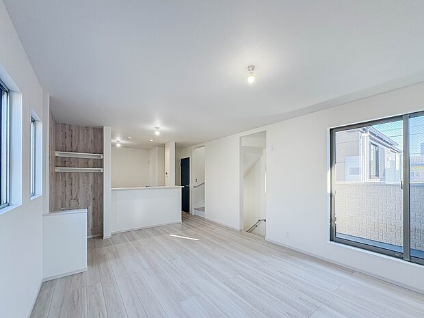 【リビング】 整然とした空間演出、快適な理想の暮らしの実現は家のみの拘りではなく、そこで暮らす方々にとって素敵な環境であることも挙げられると思います。四季折々の変化が奏でる鼓動を楽しんで下…